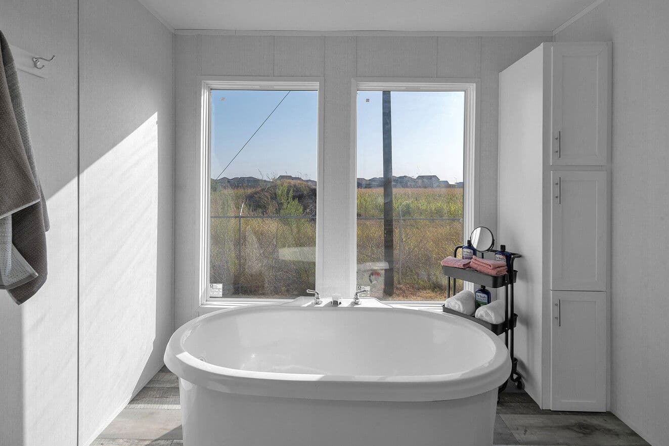 Valu premier 32684g interior and bathroom home features