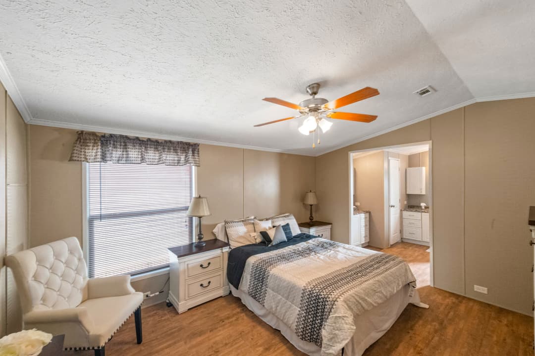 Classic c-1880-32f bedroom home features