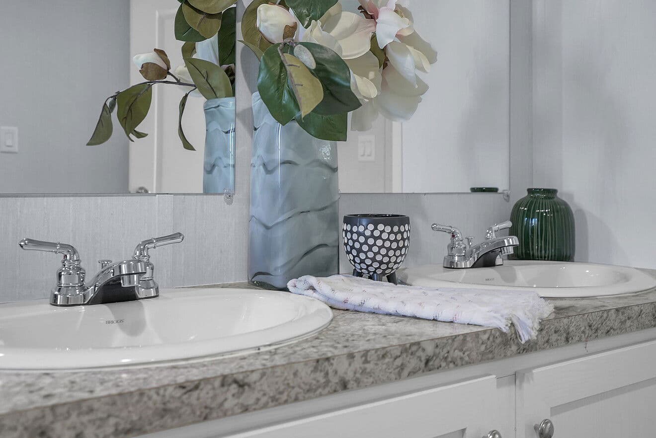 Valu 28563u interior and bathroom home features