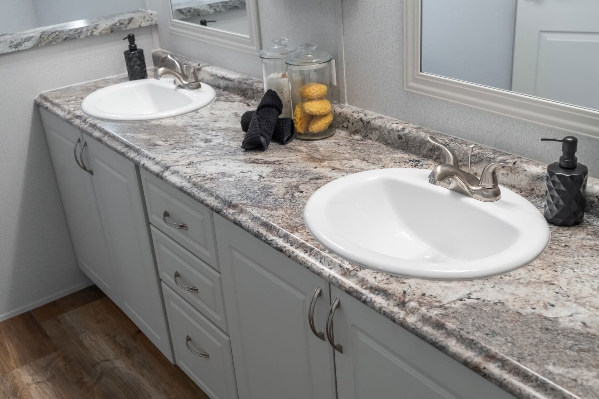 Heritage h-3256-32d bathroom home features