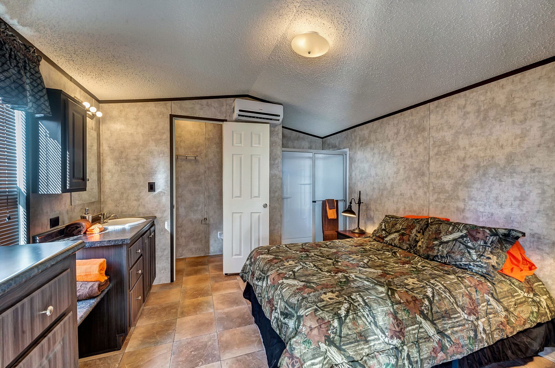 Select s-1240-22a bathroom and bedroom home features