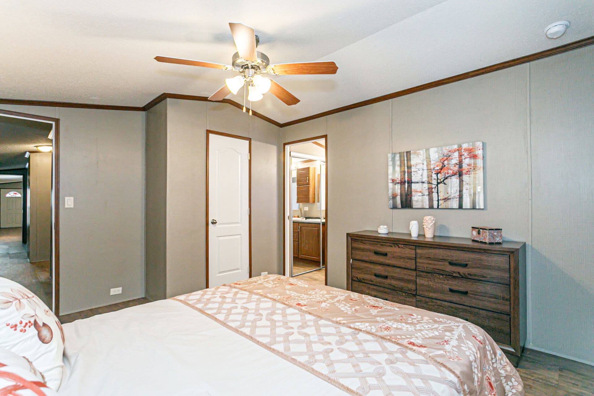 Classic c-1872-32a bedroom home features