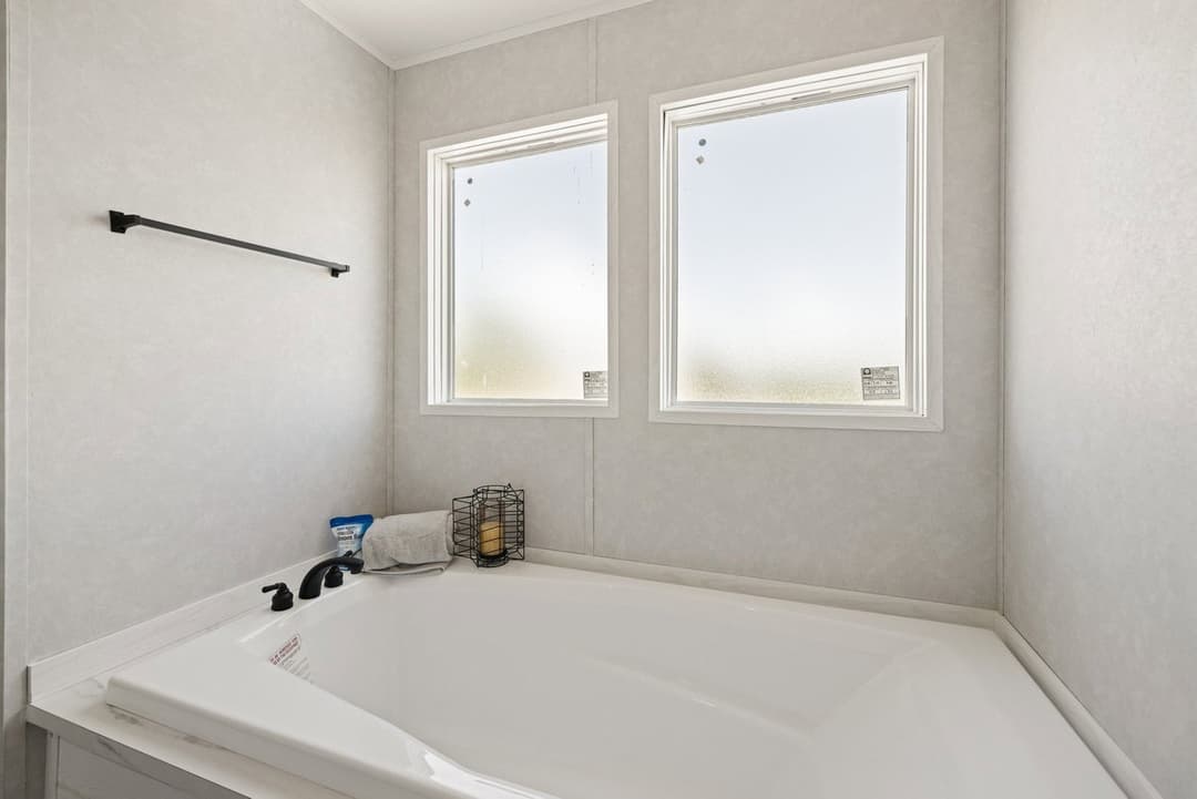Verde ranch 28563n bathroom home features
