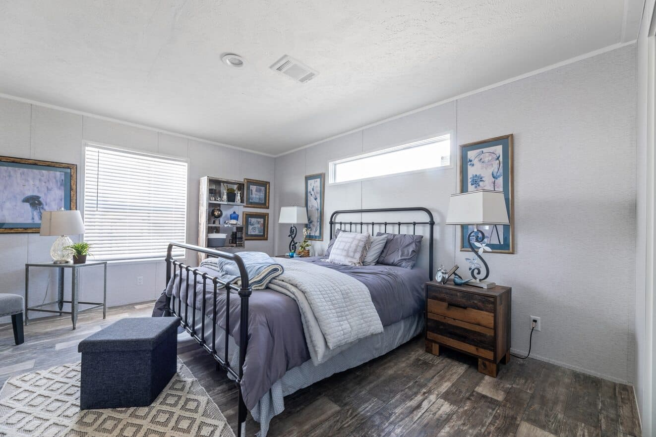 Valu premier 32483g interior and bedroom home features