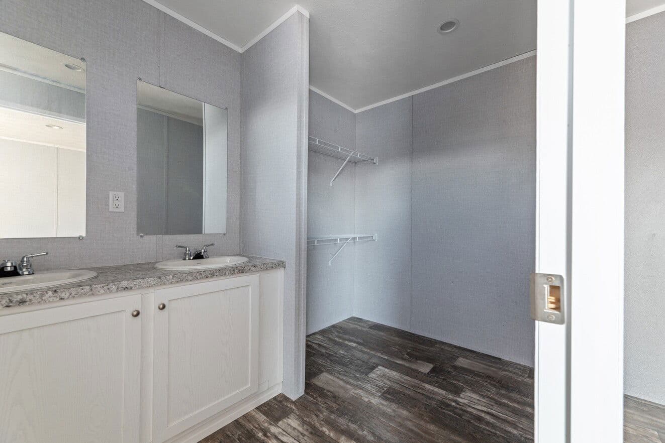 Valu premier 16683g interior and bathroom home features