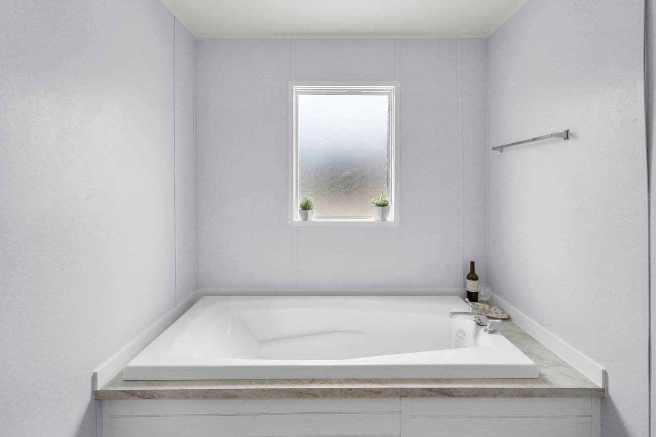 Valu 28483u interior and bathroom home features