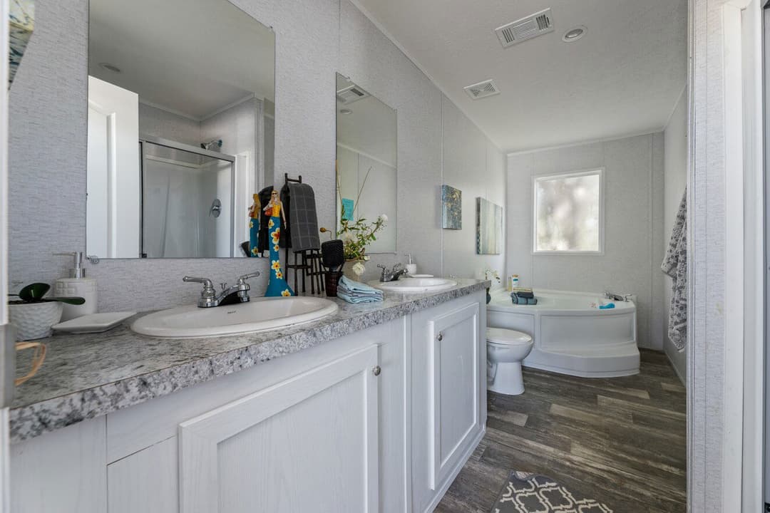 Valu premier 32483g interior and bathroom home features