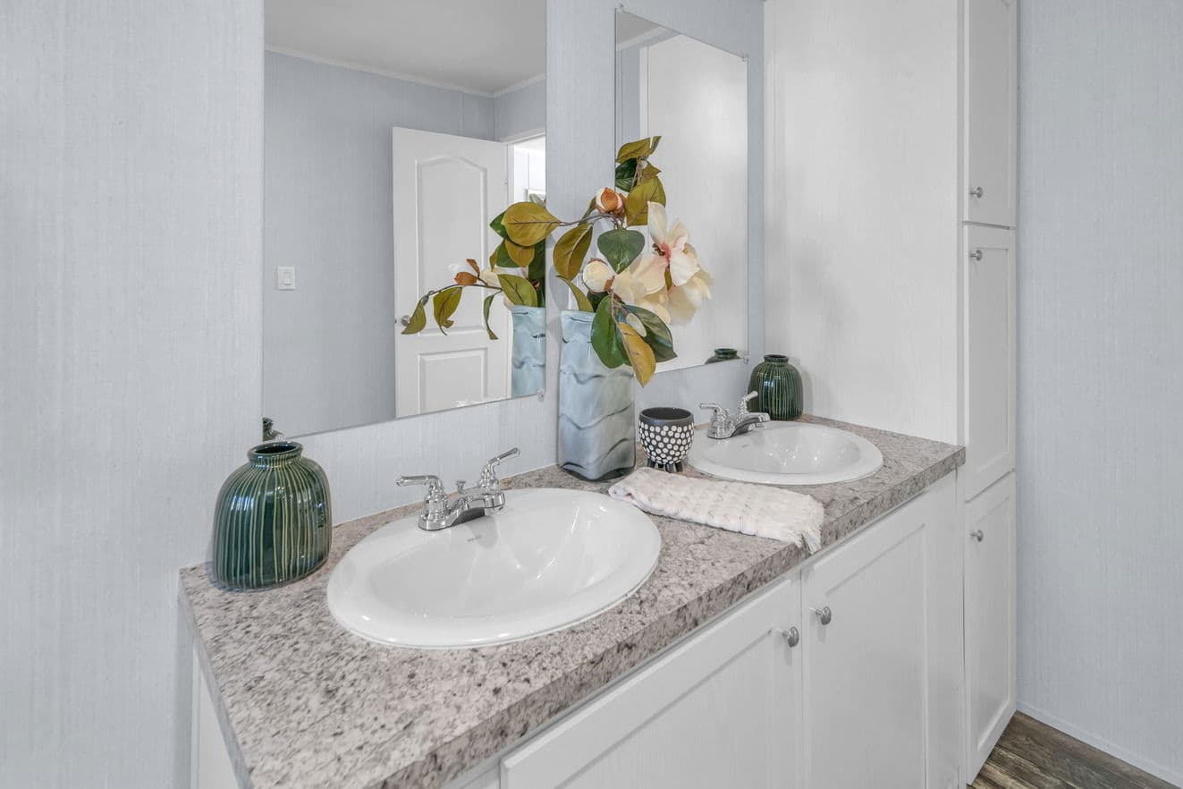 Valu 28563u interior and bathroom home features