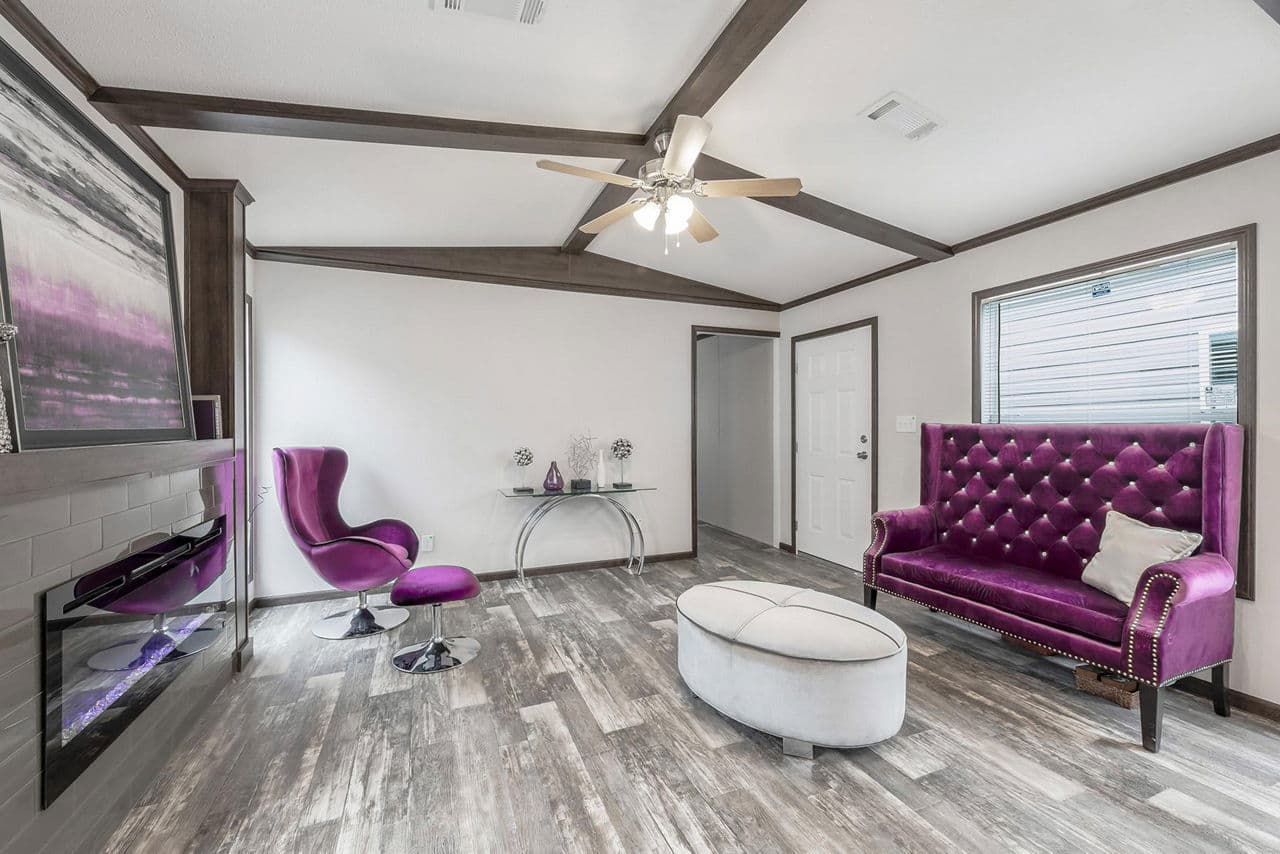 Canal interior home features