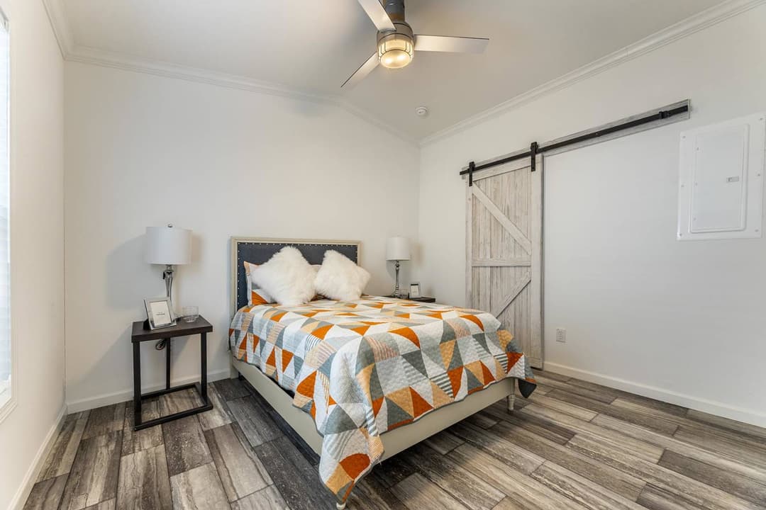 Innovation 1650h bedroom home features