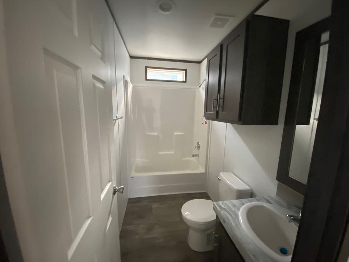 Pinnacle 28523f bathroom home features