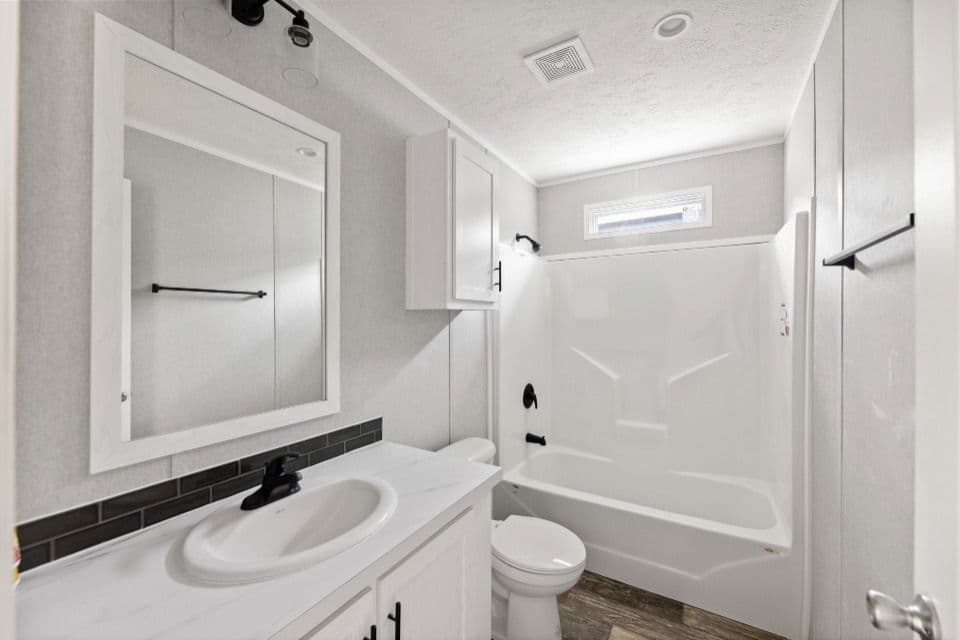 Verde ranch 28603n interior and bathroom home features