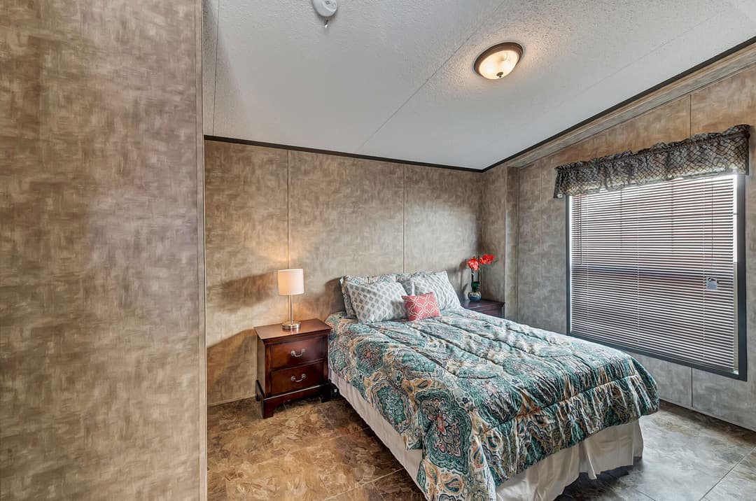 Heritage h-1680-32b bedroom home features