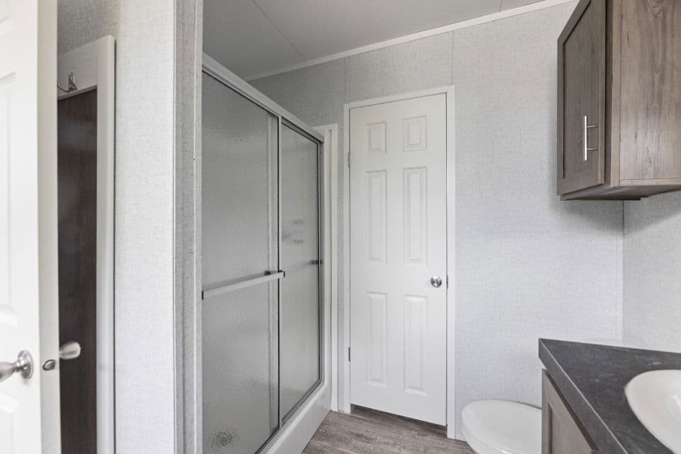 Pinnacle 16763p bathroom home features