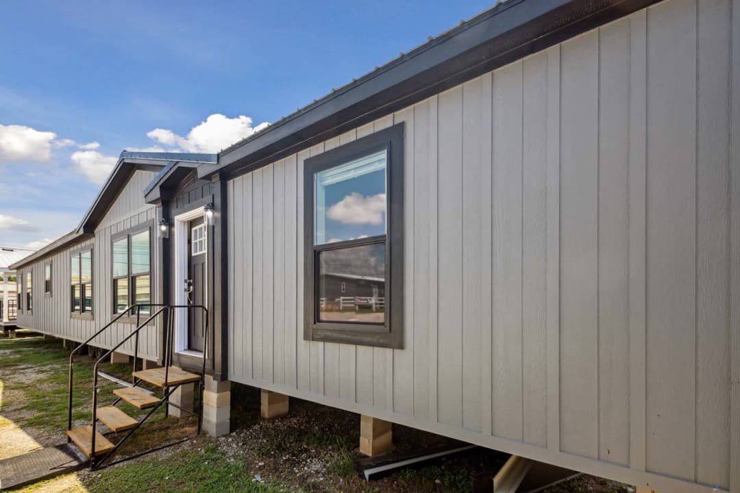 Cedar creek 3276h42106 exterior home features