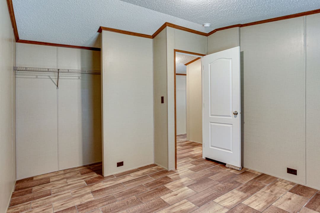 Classic c-1864-22a bedroom home features