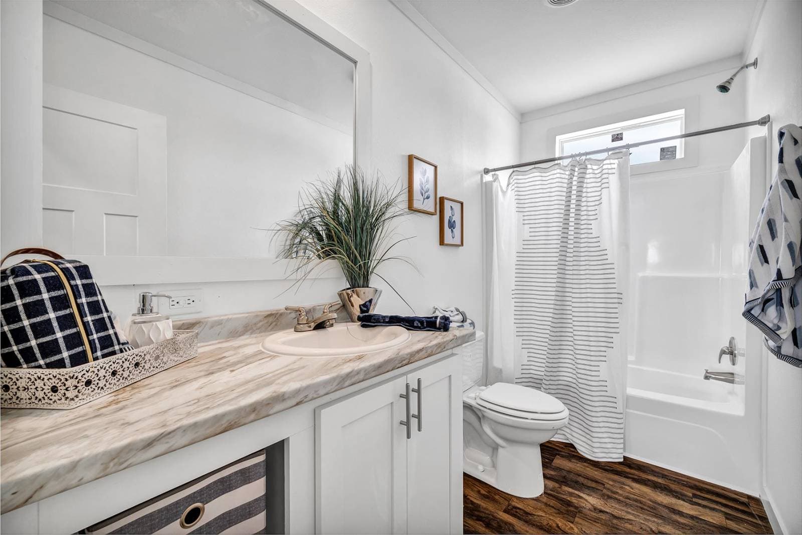 Titan extreme 3248e bathroom home features