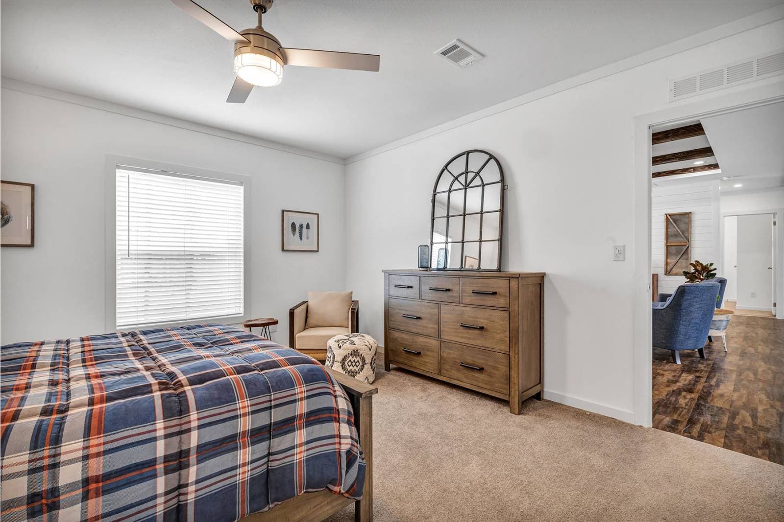 Titan extreme 3248e bedroom home features