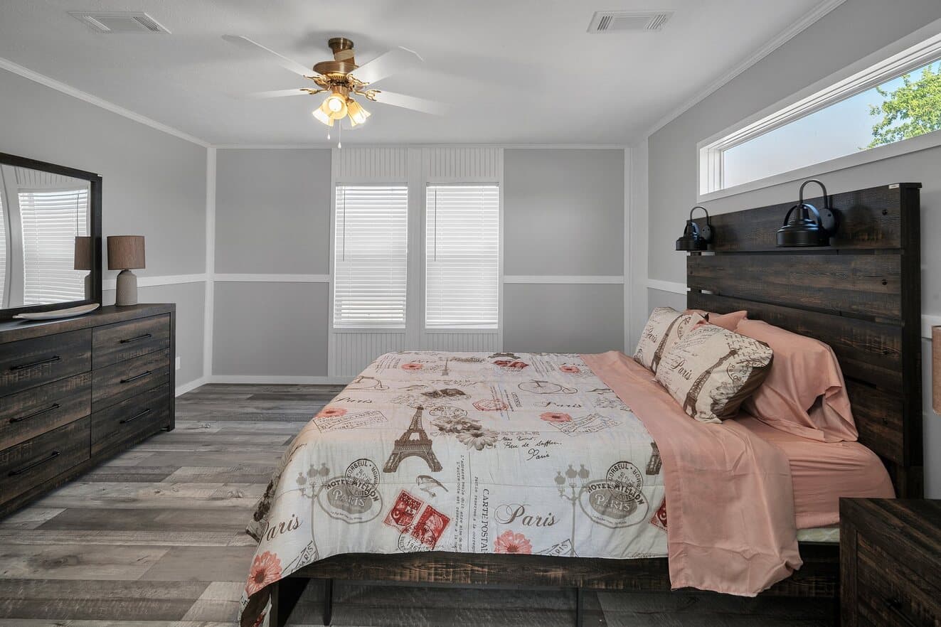 Valu premier 32684g interior and bedroom home features