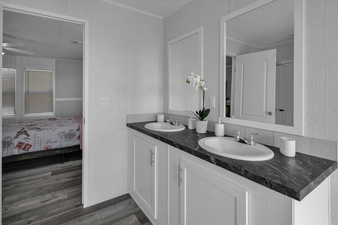 Valu premier 32684g interior and bathroom home features