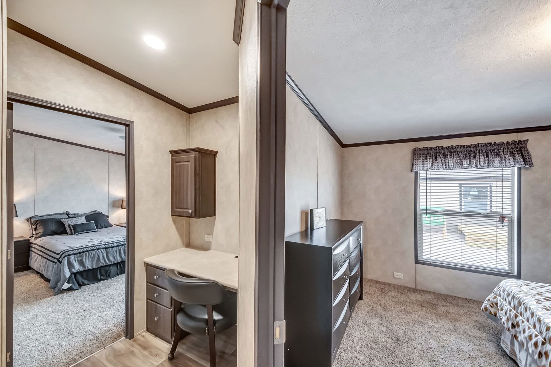 Classic c-3280-42.5b bedroom home features