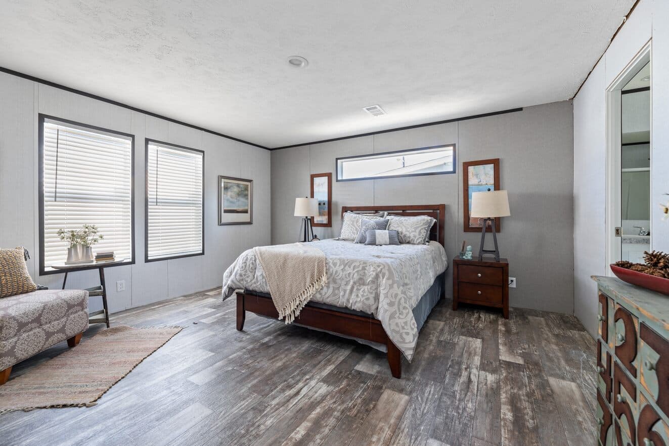 Valu premier 32563g interior and bedroom home features