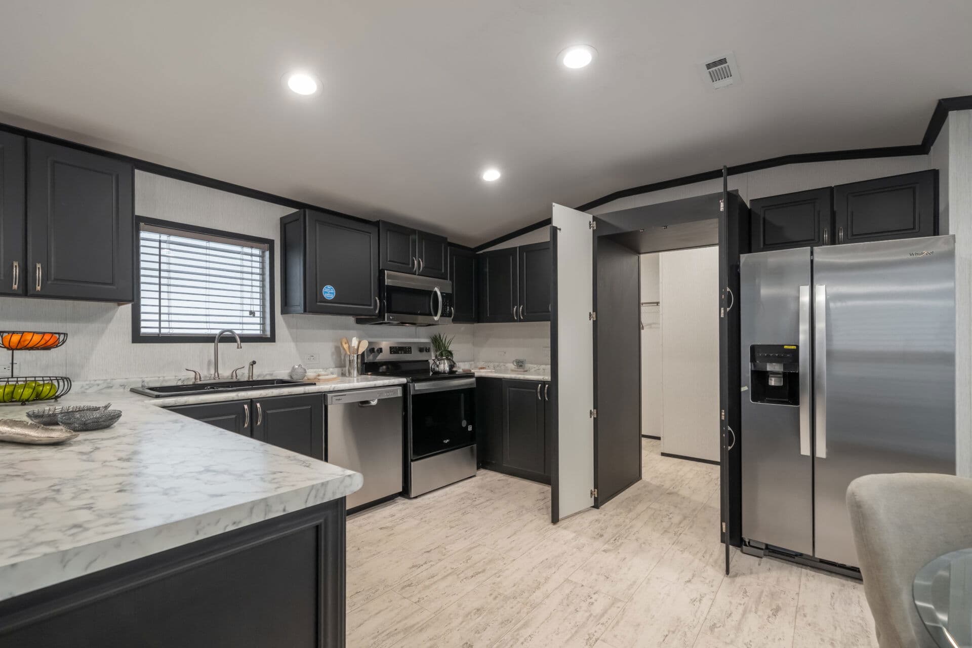 Classic c-1680-32m kitchen home features