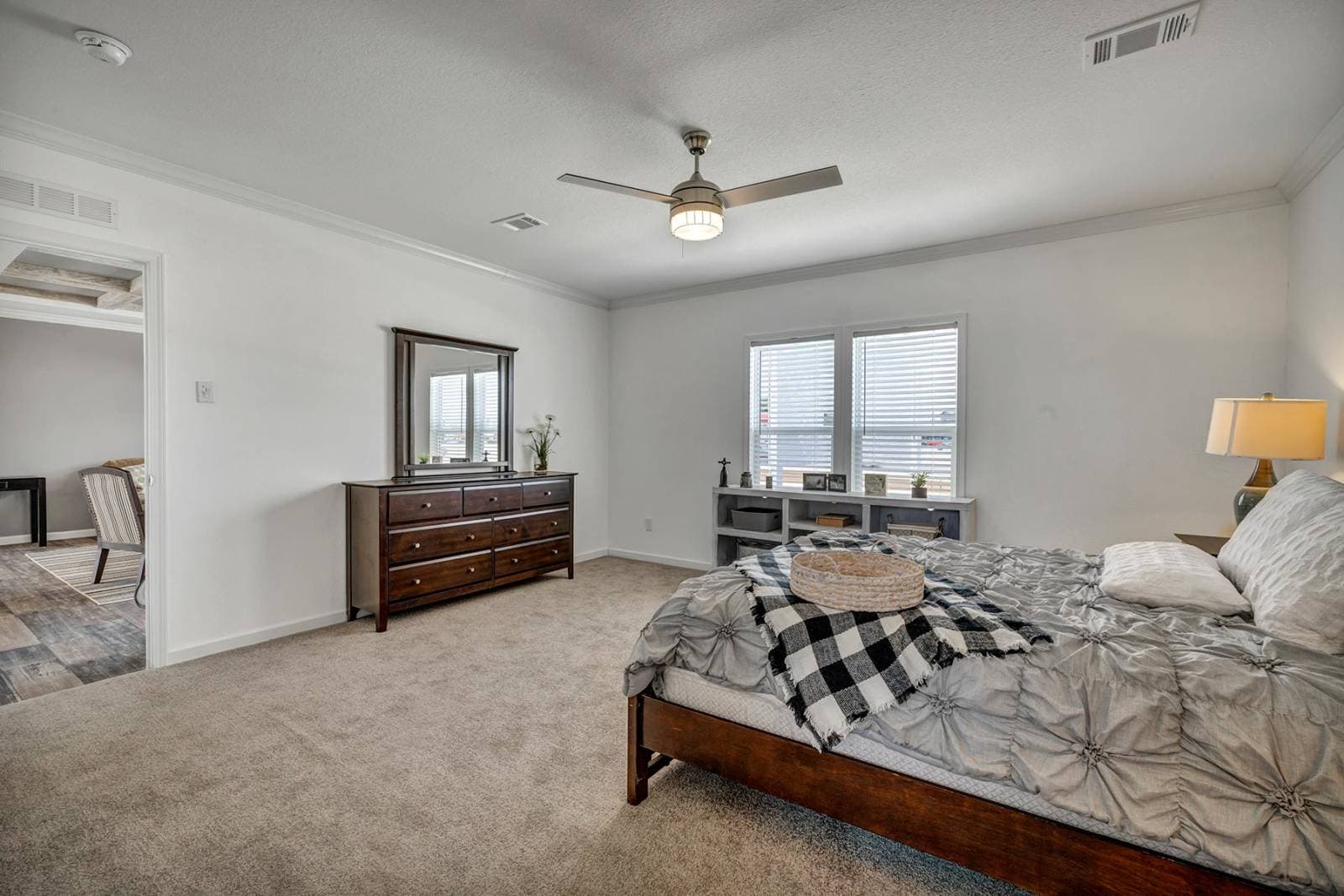 Titan extreme 3266d [the vegas] bedroom home features