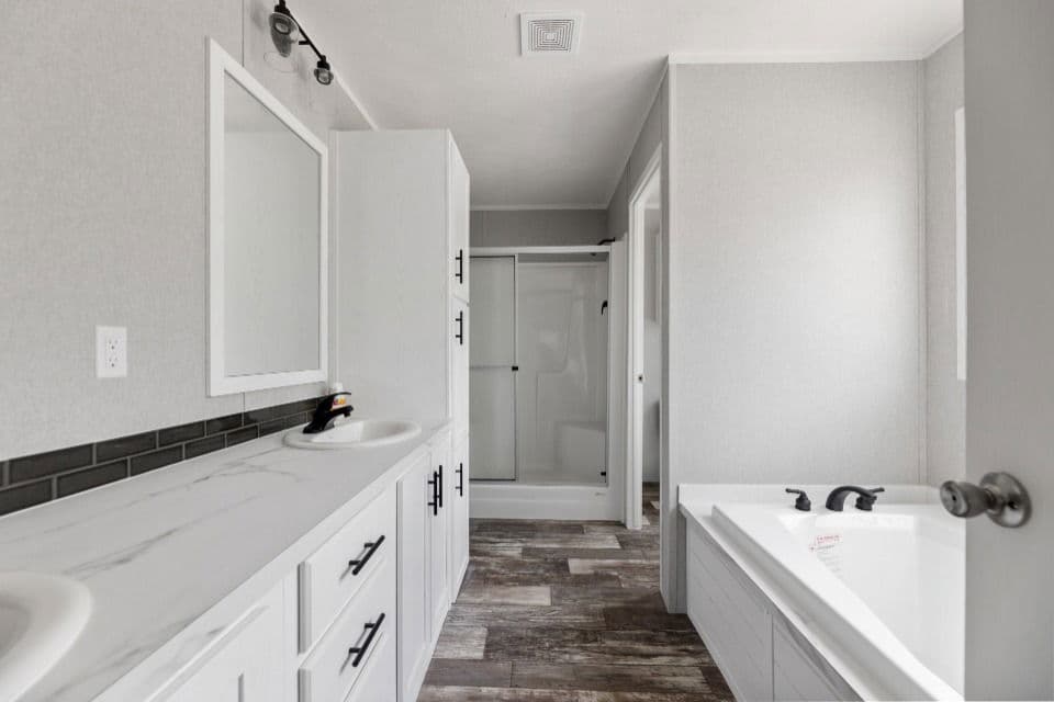 Verde ranch 28563n interior and bathroom home features