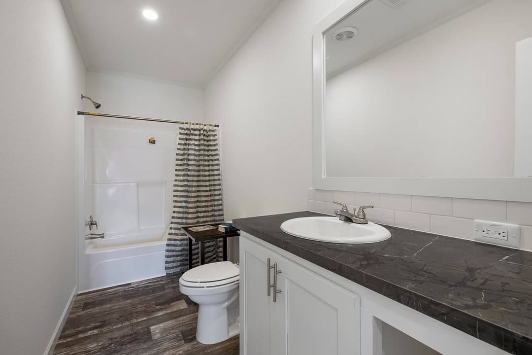 Titan extreme 2856n bathroom home features