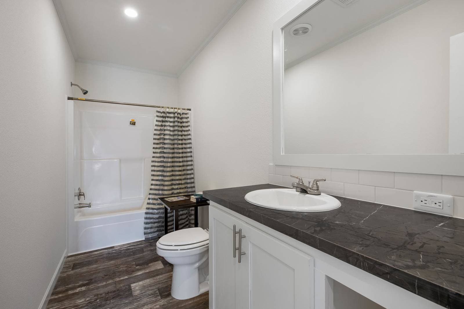 Titan extreme 2856n bathroom home features