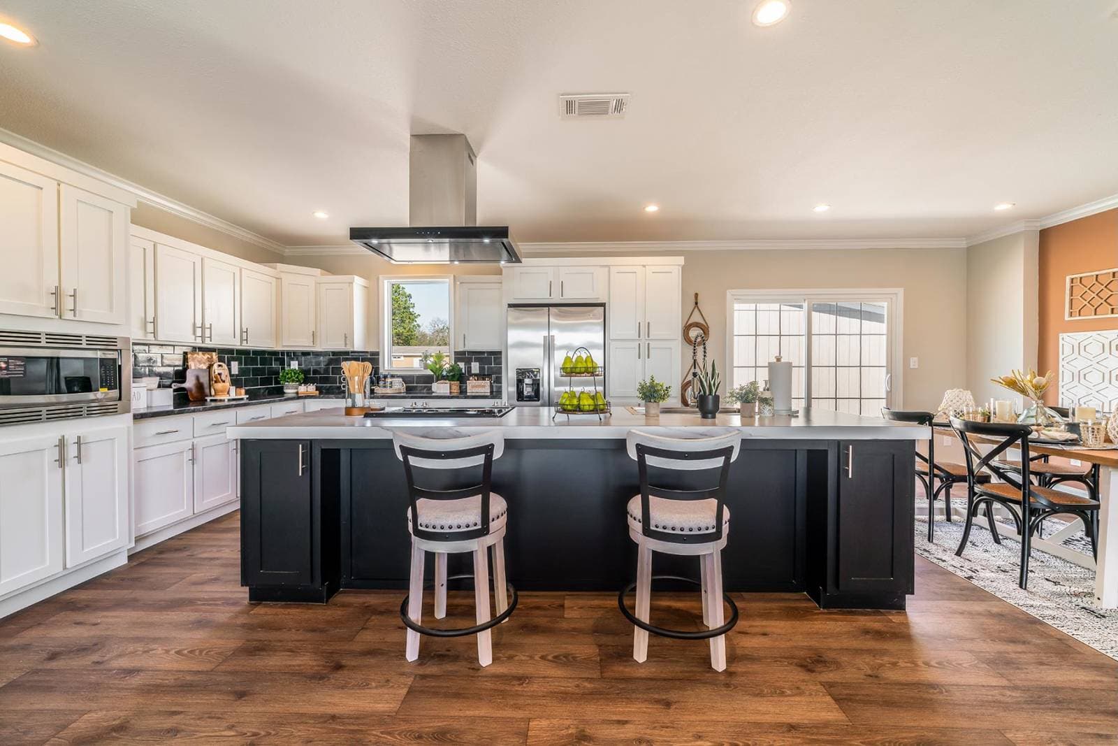 Titan extreme 3260h [the cypress] kitchen and hero home features