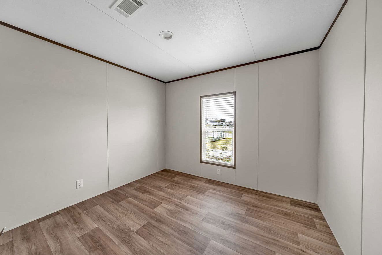 Pinnacle 28483p bedroom home features