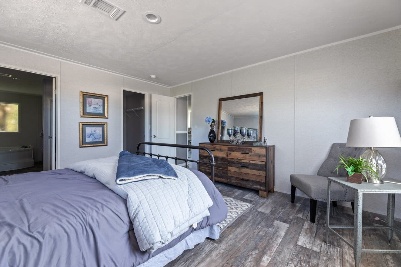 Valu premier 32483g interior and bedroom home features