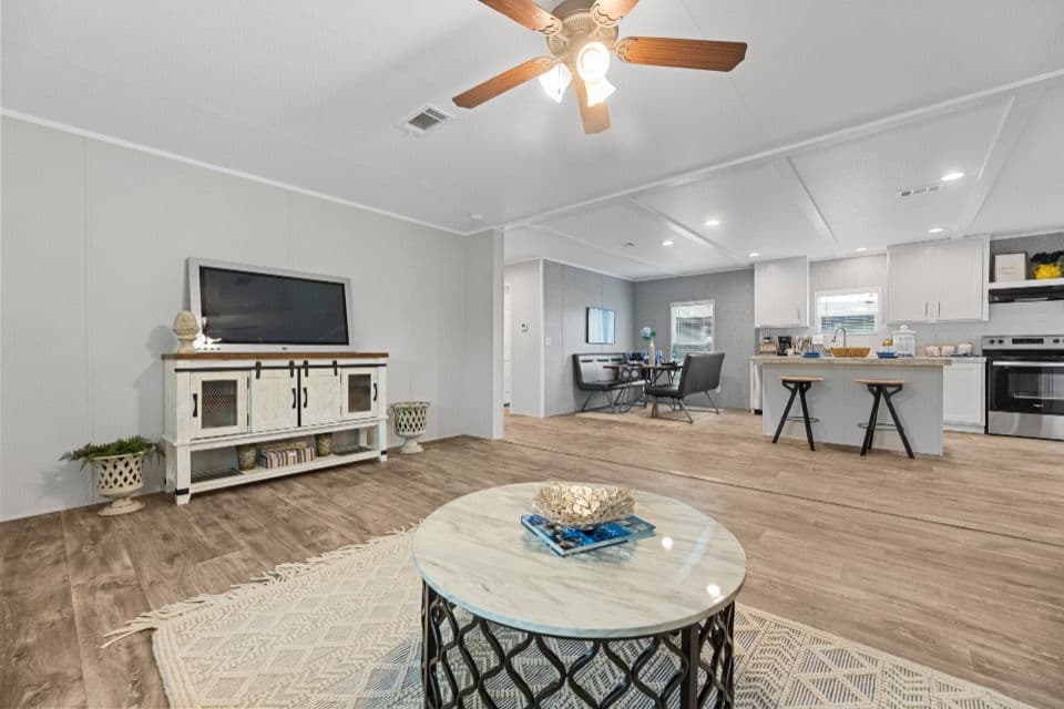 Pinnacle 32523p interior home features