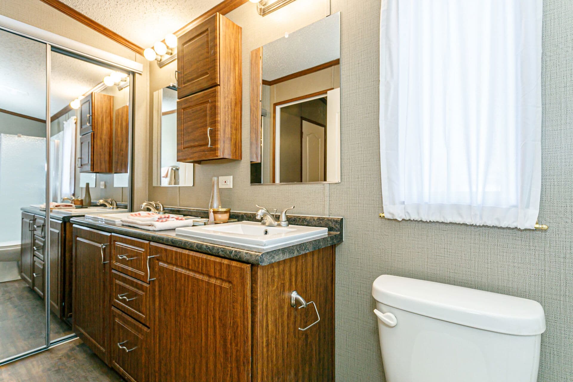 Classic c-1872-32a bathroom home features