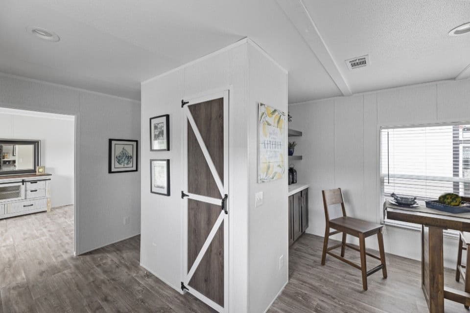 Pinnacle 16763p interior home features