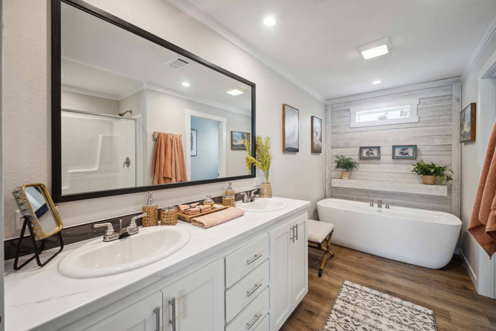 Cedar creek 3276h42106 bathroom home features