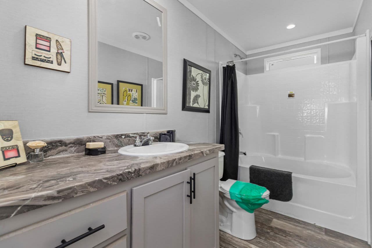 Poydras 3 bedroom bathroom home features