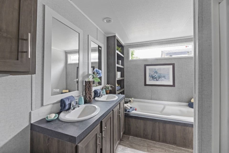 Pinnacle 16763p bathroom home features