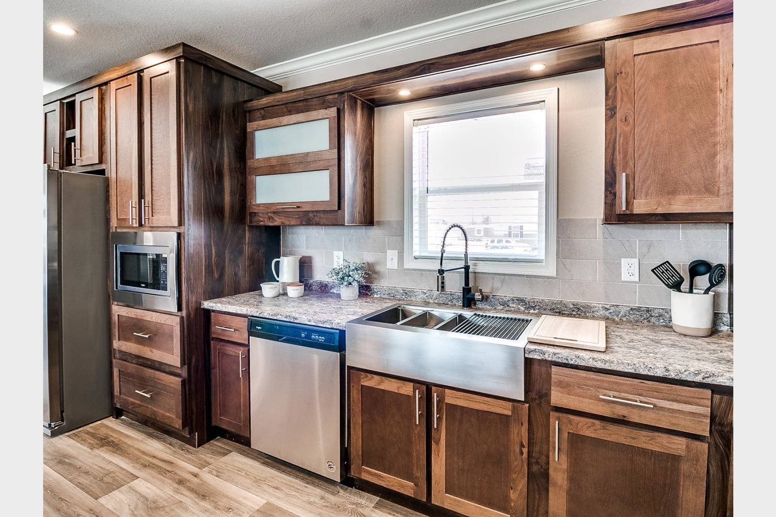 Titan extreme 3276t [the memphis] kitchen home features