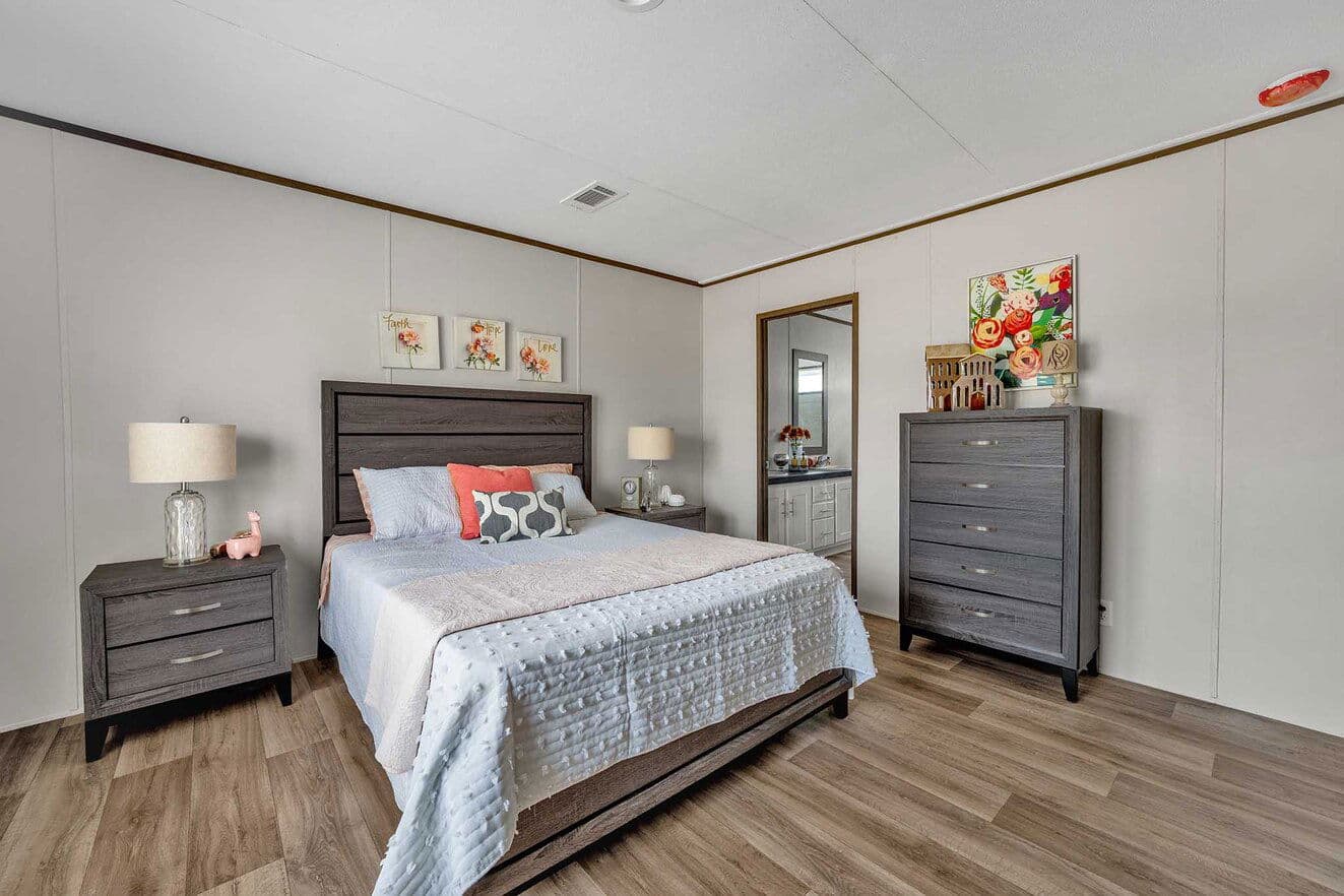 Pinnacle 28483p bedroom home features