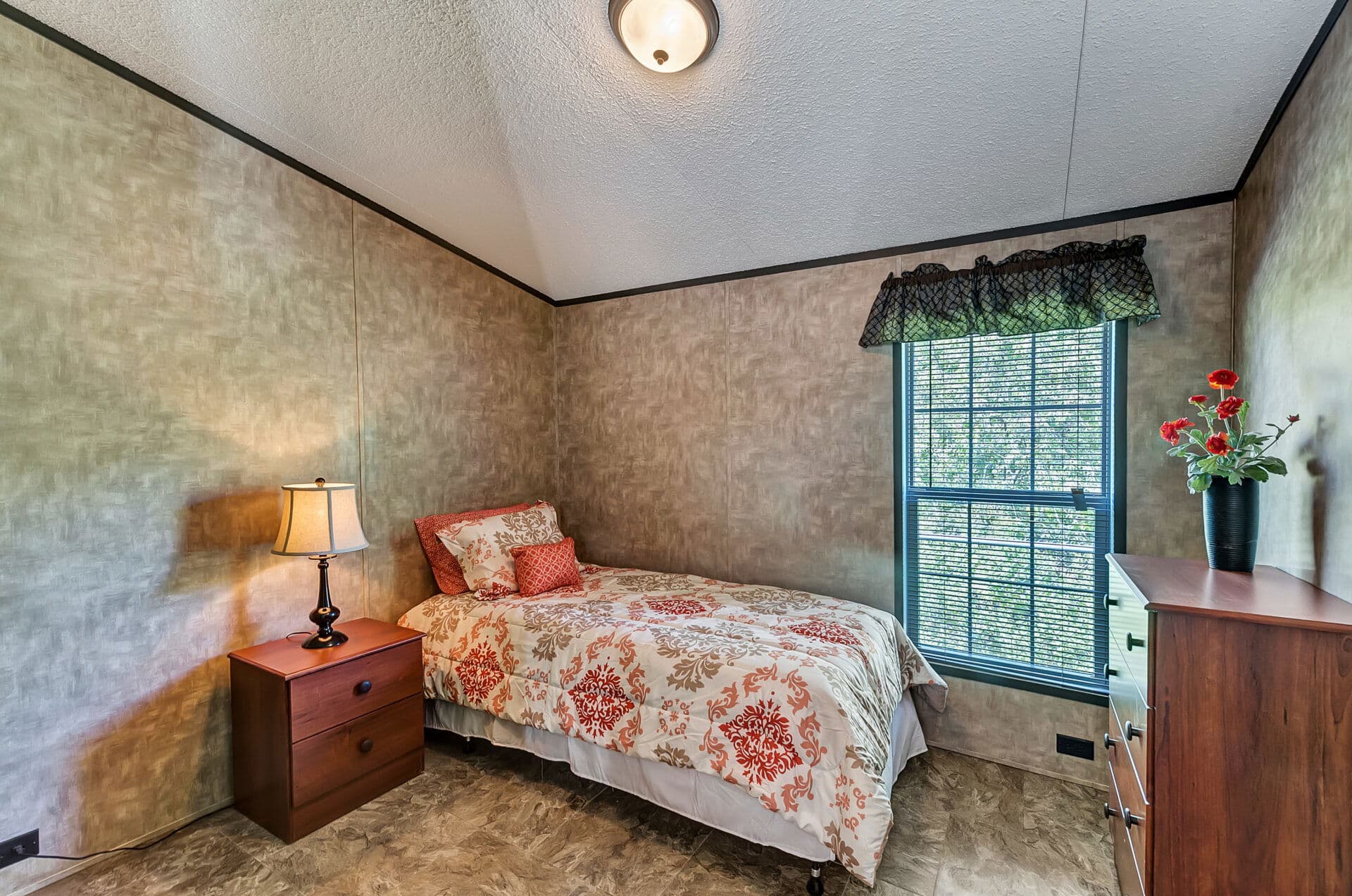 Heritage h-1680-32b bedroom home features