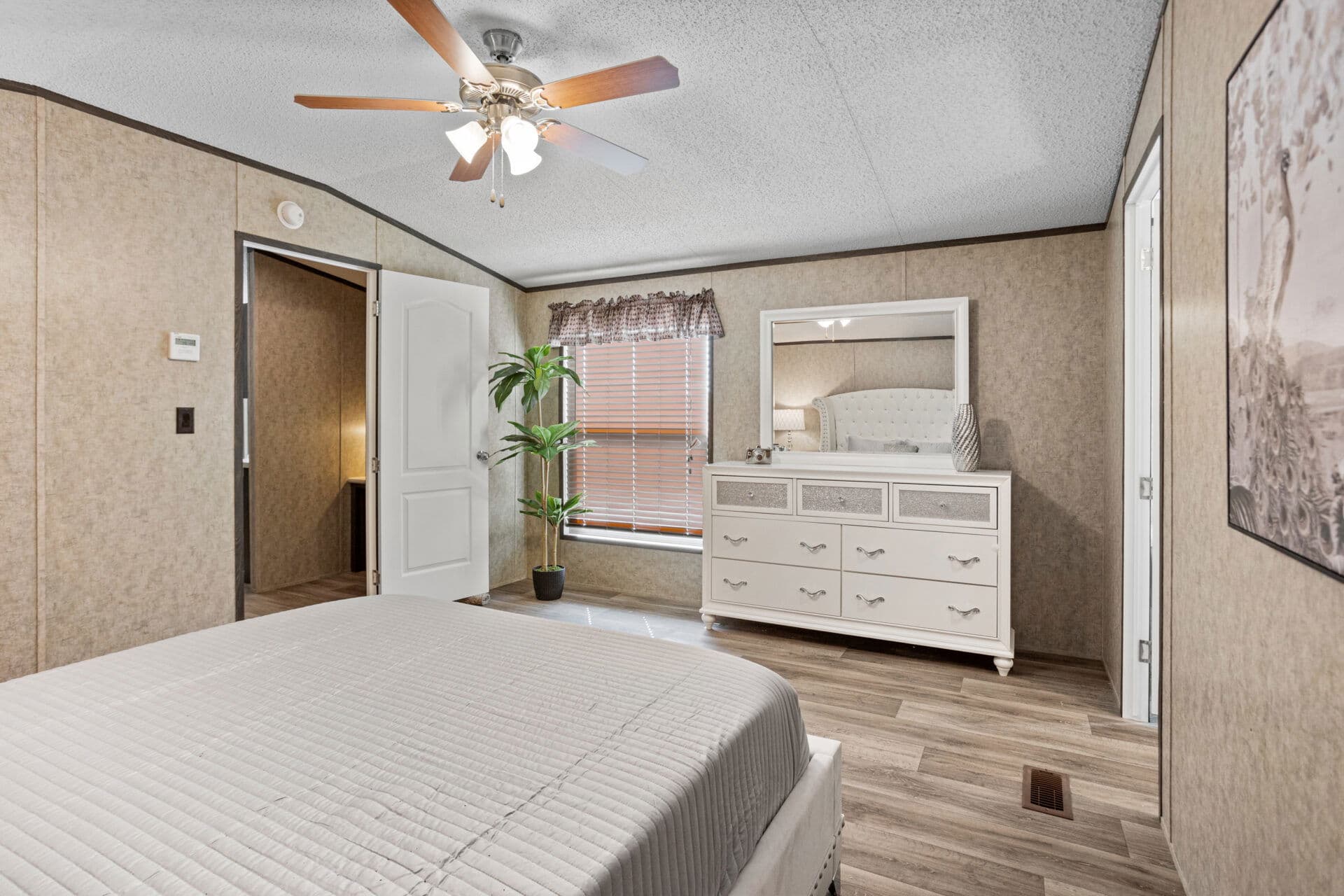 Classic c-1680-32d bedroom home features