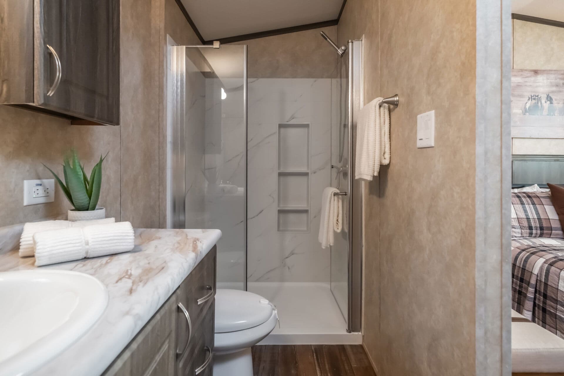 Workforce o-16×76-66aof bathroom home features