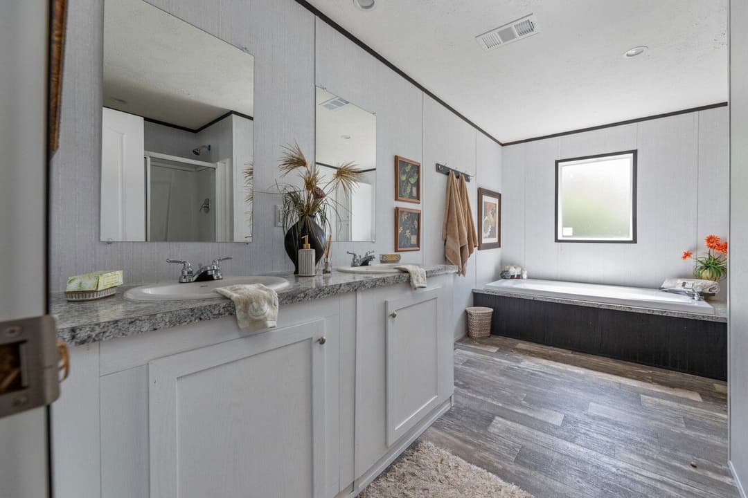 Valu premier 32563g interior and bathroom home features