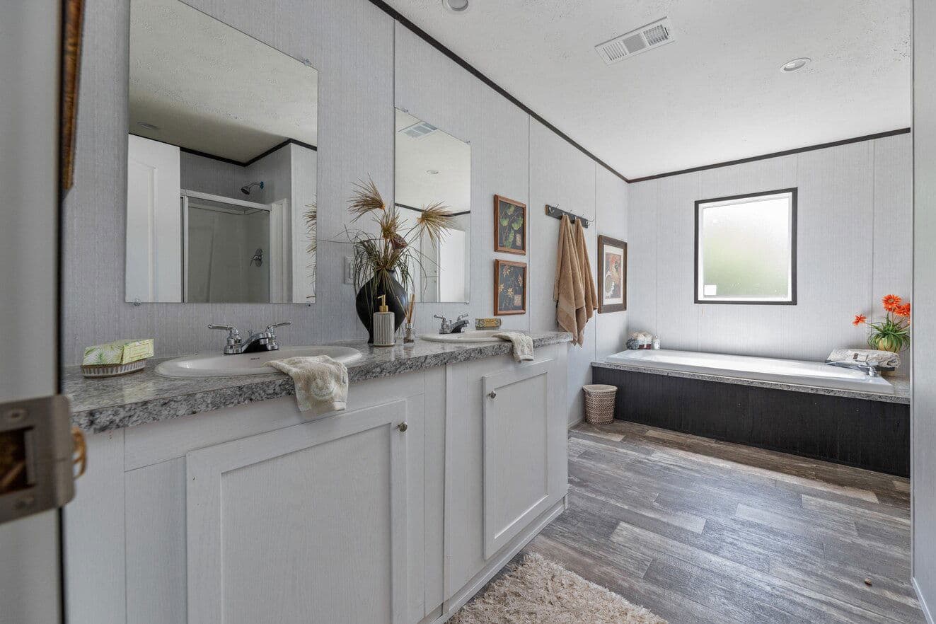 Valu premier 32563g interior and bathroom home features