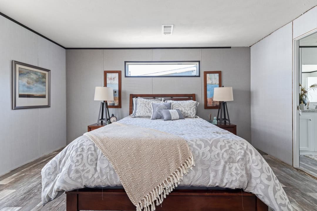 Valu premier 32563g interior and bedroom home features