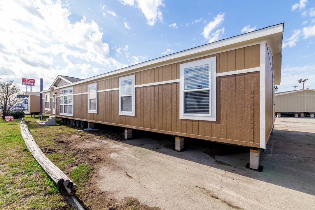 Titan extreme 3272c elevation and exterior home features