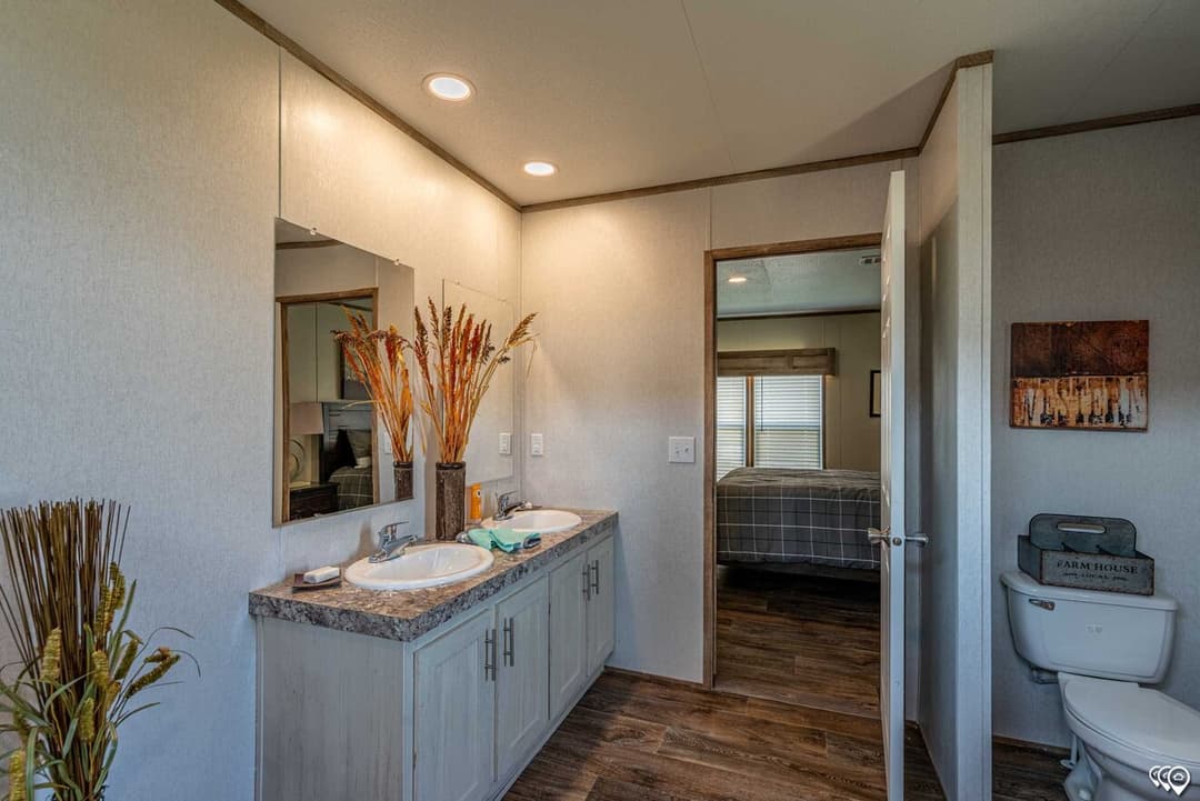 Pinnacle 28563p bathroom home features